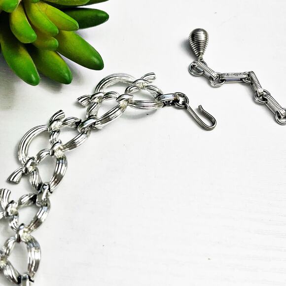 Coro Vintage Textured Bow Mid-Century Collar Necklace - Picture 6 of 8
